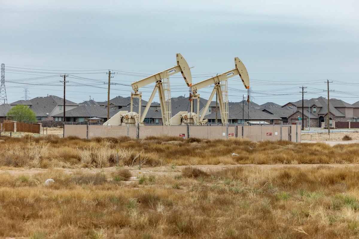 Oil patch is poised for buyout wave as US drillers seek new land dlvr.it/SnB5zM