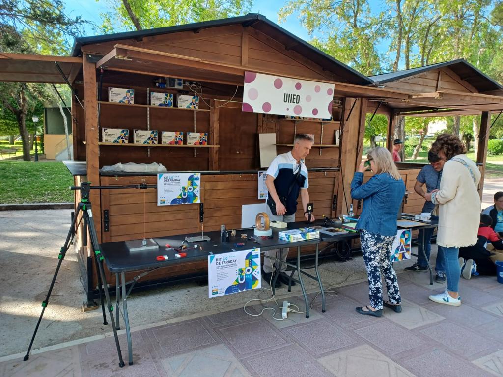 KitdeFresnel's tweet photo. La Feria de la Ciencia del @GuadalajaraAyto fue un éxito y los asistentes lo pasaron genial con el #kitdefresnel y #kitdefaraday.
@FECYT_Ciencia, @CienciaGob,
@UNEDFacCiencias, @UNED y
@colartenmadrid. https://t.co/gSOEAtFsbh