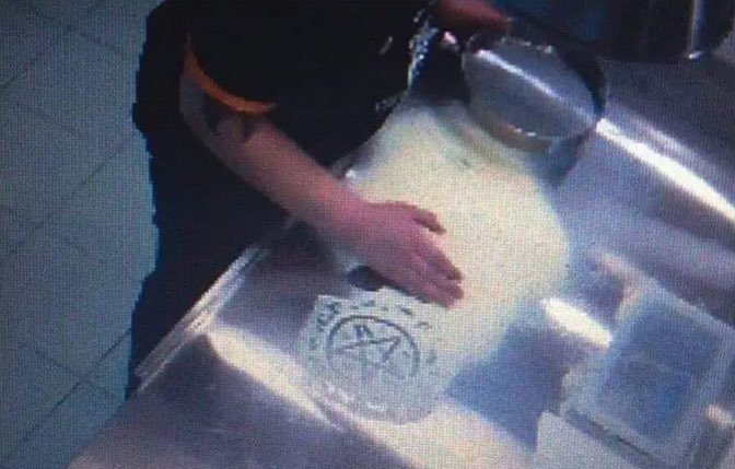 У Додо Пиццы есть прикол: ты можешь смотреть онлайн, как готовят твой заказ.

Как приятно видеть, что повар не на отъебись работает, а душу вкладывает…

Чужую, правда, но сам факт!