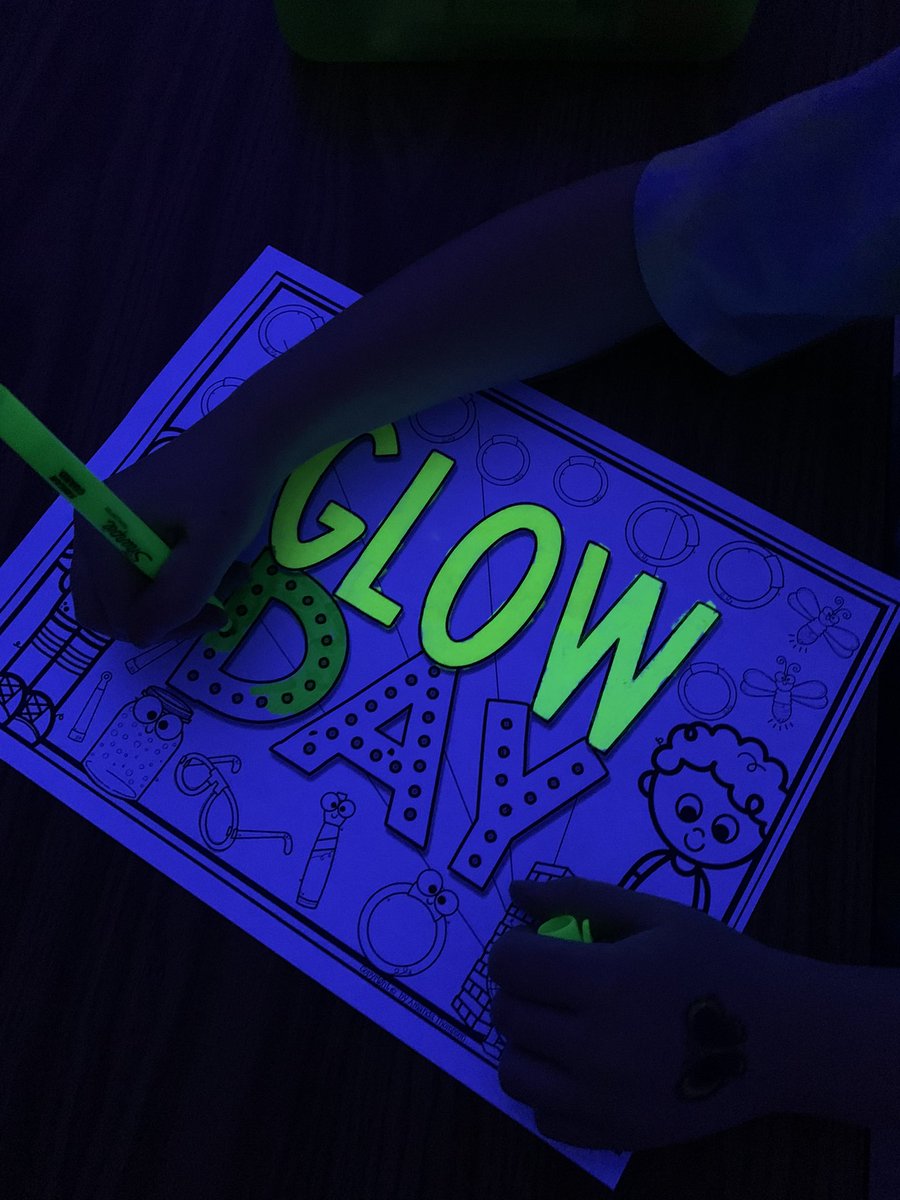 CarpenterDU1's tweet photo. My class voted to have ‘Glow in the Dark Day’ as a Compliment Party choice, and we had so much fun! 💛 @Dudley_School @FCSDtweets https://t.co/Qu3nBNhvZD