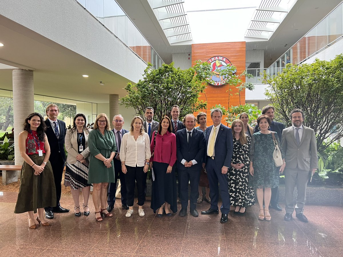 a_b_Martins's tweet photo. Obrigada Presidente @rodrigoagost e sua equipa pelo acolhimento dos Ministros Conselheiros 🇪🇺 no centro do Prevfogo 🙏. Excelente apresentação e troca sobre o importante trabalho do @ibamagov no combate ao desmatamento, crime ambiental e na proteção dos ricos e vastos biomas do🇧🇷 https://t.co/ImOO9Yva9i