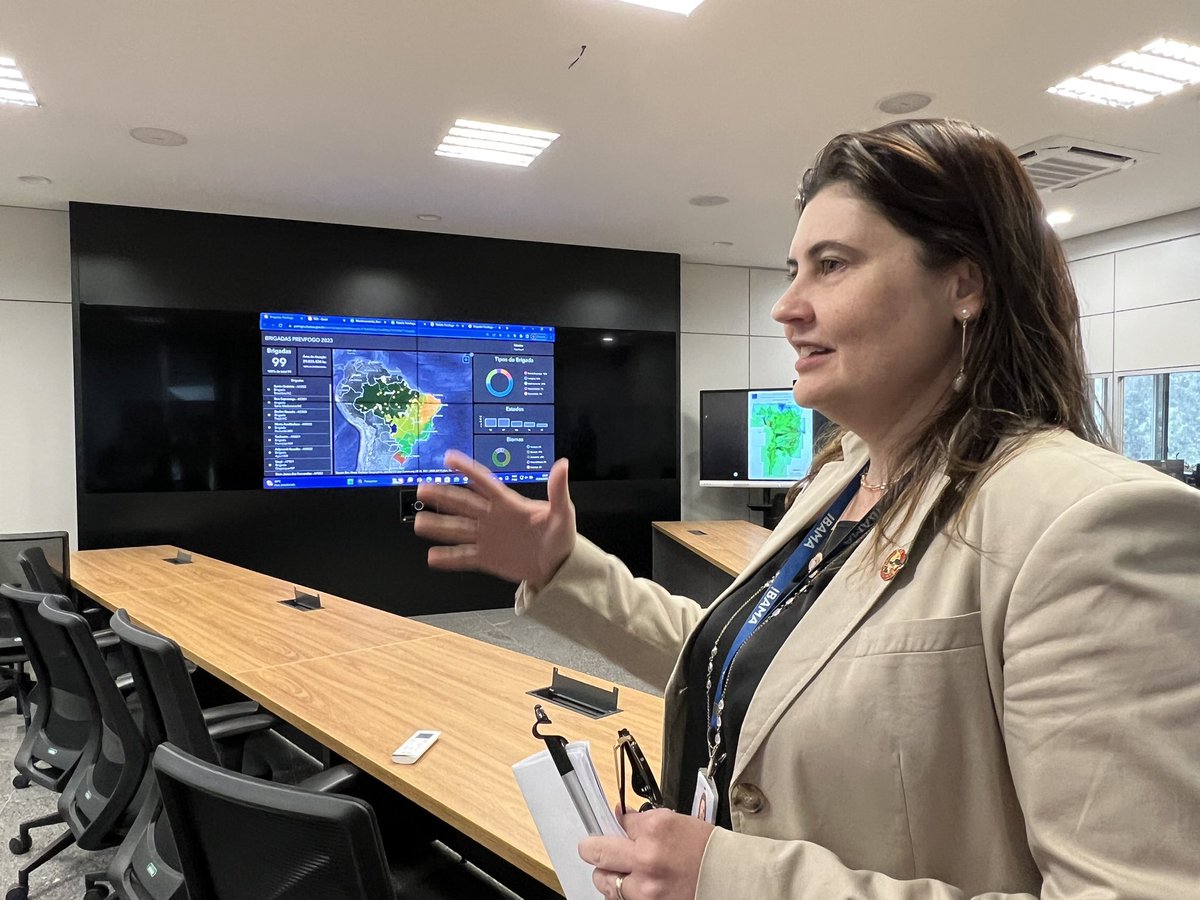 a_b_Martins's tweet photo. Obrigada Presidente @rodrigoagost e sua equipa pelo acolhimento dos Ministros Conselheiros 🇪🇺 no centro do Prevfogo 🙏. Excelente apresentação e troca sobre o importante trabalho do @ibamagov no combate ao desmatamento, crime ambiental e na proteção dos ricos e vastos biomas do🇧🇷 https://t.co/ImOO9Yva9i
