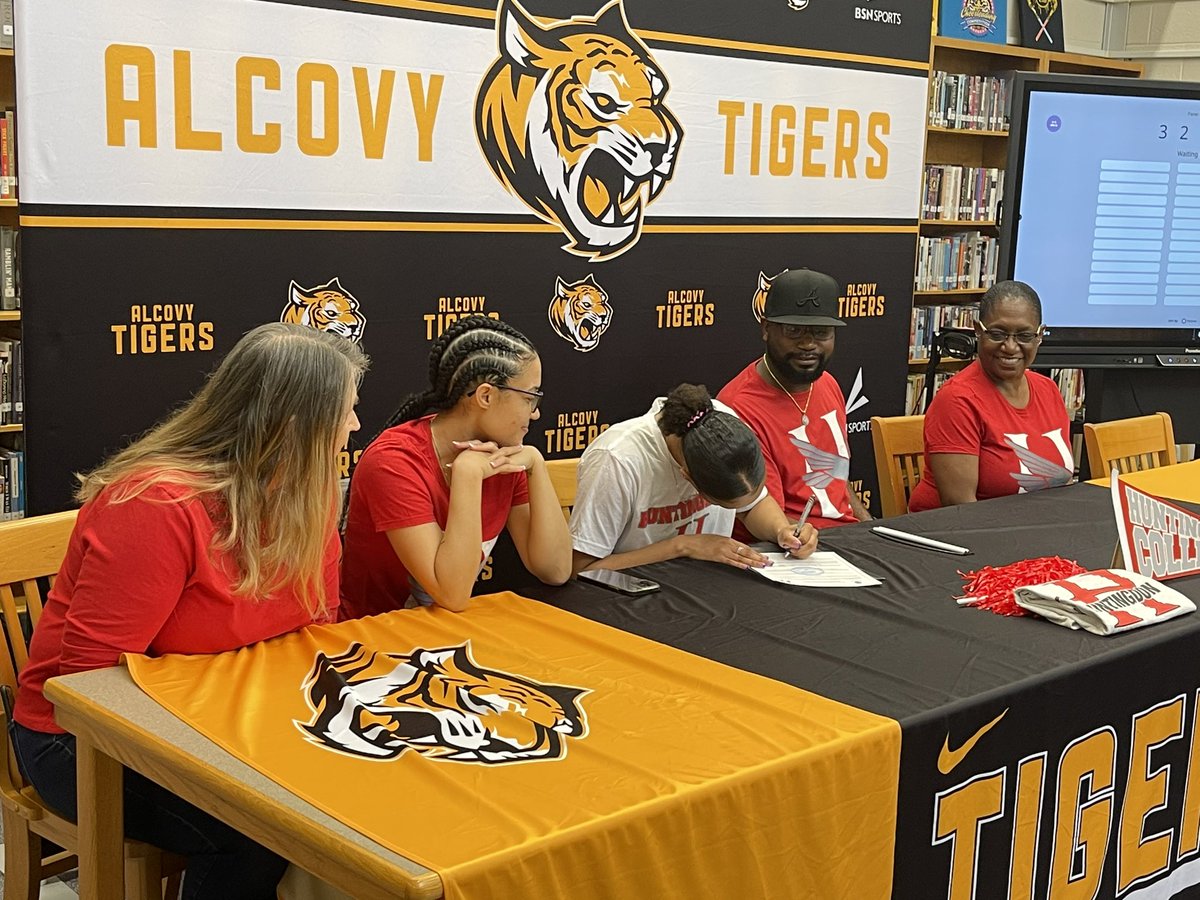 AlcovySoftball's tweet photo. Senior, @carltajah, signed her National letter of intent to continue her education and basketball career at Huntingdon College. Softball is proud of you, Tay! https://t.co/4Co0jiNY8a