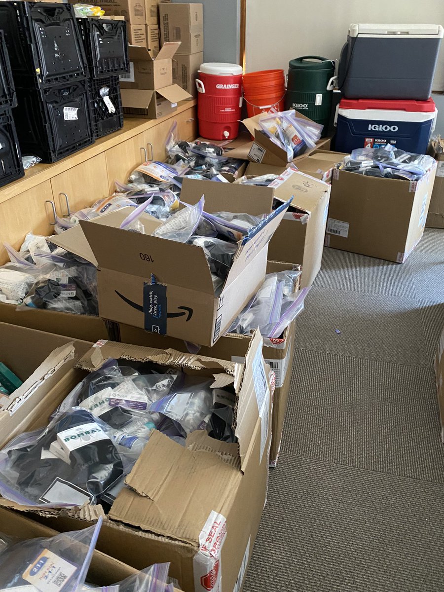 StreetMedPhx's tweet photo. Thanks SO MUCH to the @uazmedphx Saturday Scrubs #students who packed #hygiene kits for our #community of people experiencing #homelessness last week! We are so grateful for their help and inspired by their enthusiasm π
#futuredoctors #futureSTEM https://t.co/8NoAobBgsu