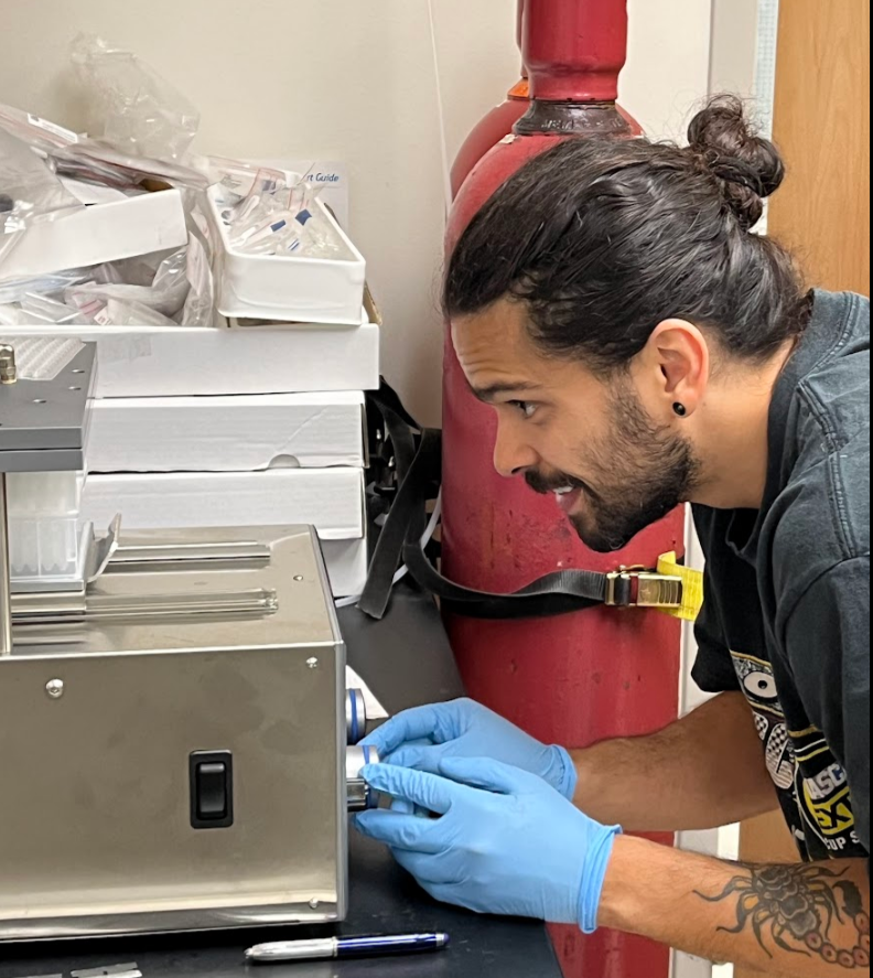 We are so glad to have Jose Marrero-Valentin interning at the National Resource.  Jose is a graduate student from Department of Neuroscience at the Universidad del Caribe, Puerto Rico.  Here, Jose is using the positive pressure manifold to elute his peptides after desalting.