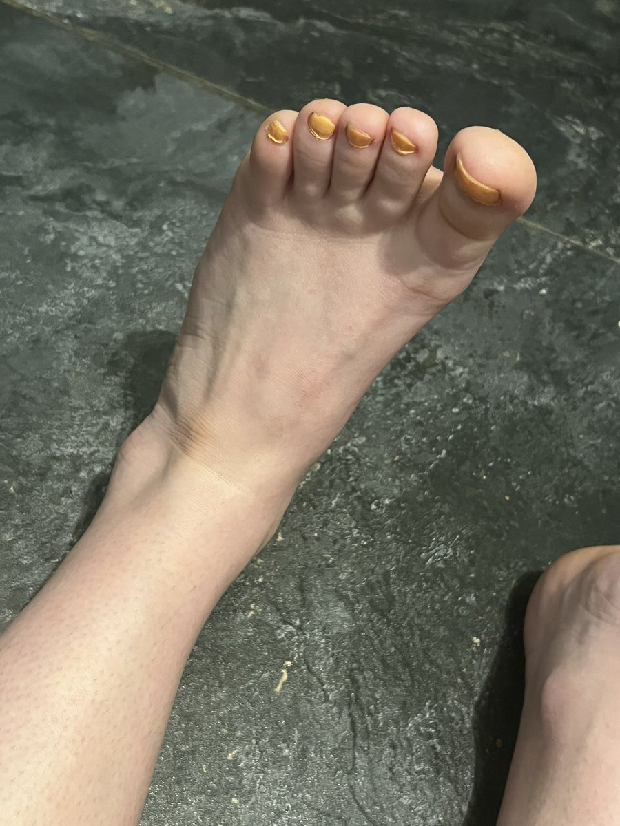 ToesTutsy9780's tweet photo. #toetallyfeet10 
Hi I’m Tutsy I’m trying to gain a following here please help me and I’ll follow back 
Feet feet lovinnnnLooking for a few worshipers to just come along and have some fun and bare with me really while I get used to gaining confidence. #feetlove #fetish https://t.co/D1KSTt77rj