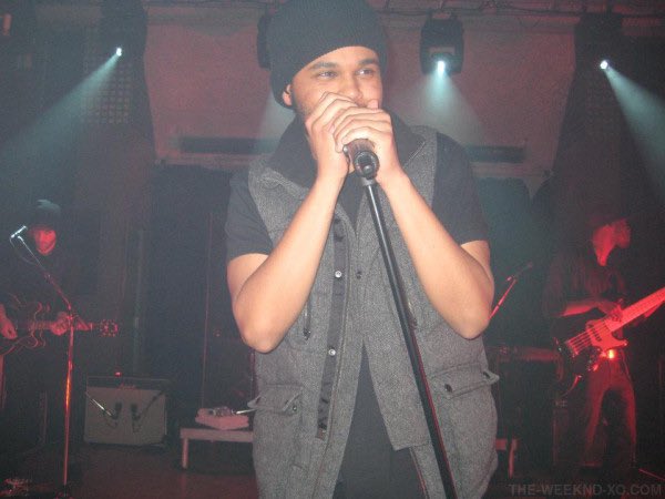 hourly weeknd ✩ tweet media