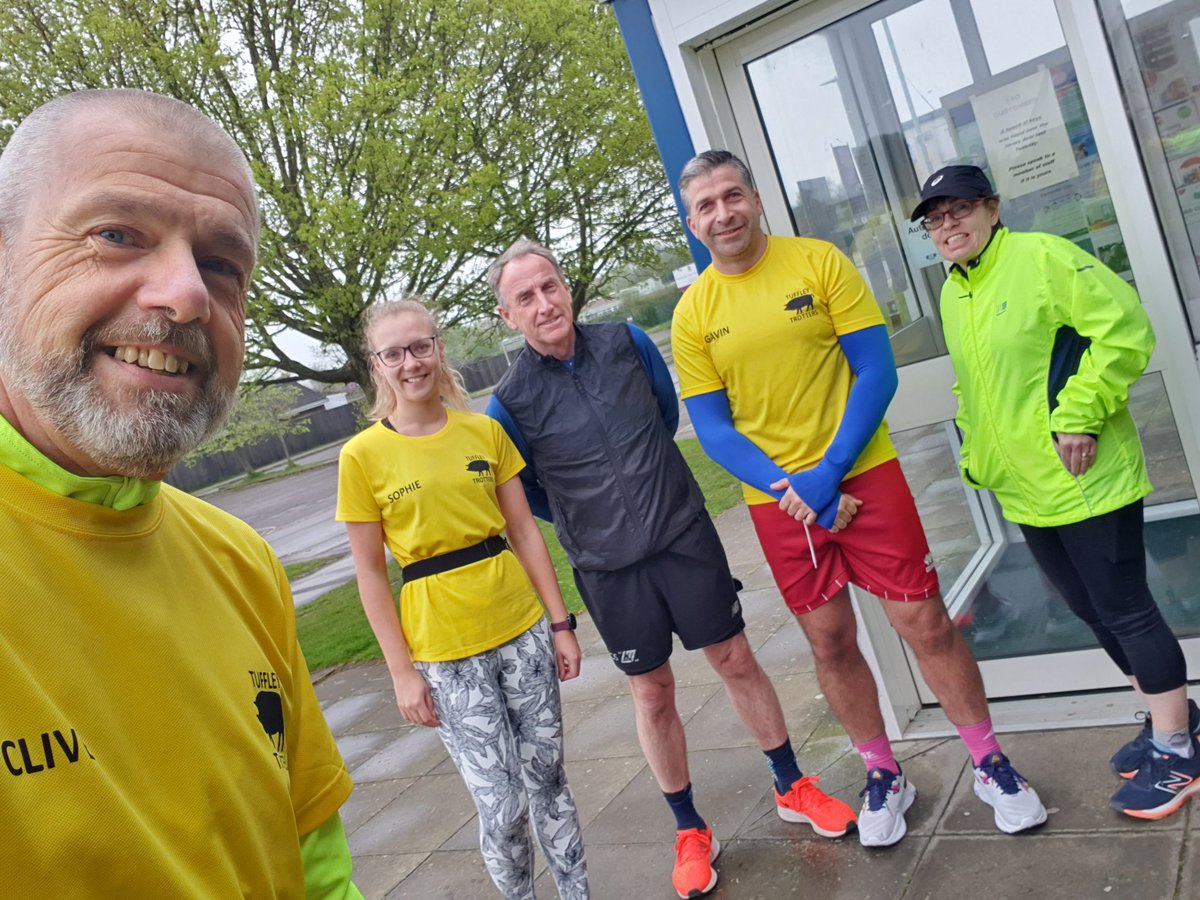 ClivePoole's tweet photo. Started the day giving a pint, finished it with a gentle bimble with the @TuffleyTrotters . If @carlsberg did Thursdays! πβ€οΈπββοΈ @UKRunChat #ukrunchat #TuffleyTrotters #RunWithASmile #BloodDonation https://t.co/S6HE6vc1gn