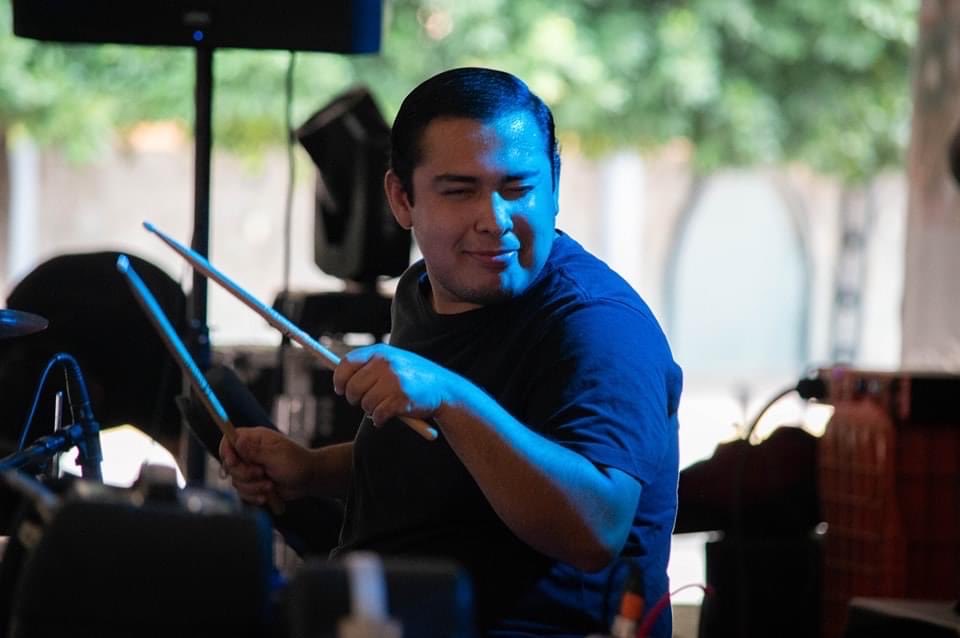 Hoy es cumpleaños de nuestro asombroso baterista <a href="/Alejand33249400/">Alejandro Sánchez</a> pasen a saludarlo 🥳🥳🥳🦖🦕🦖🦕🦖🦣