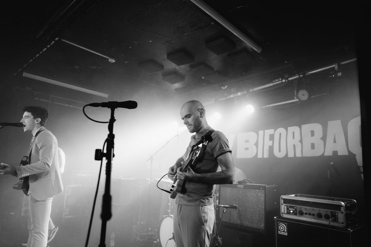 Just want tour back 🥹🥹

Diolch i bawb ddoth draw i <a href="/ClwbIforBach/">Clwb Ifor Bach</a> nos Wener ac i gig cynta <a href="/klustmusic/">KLUST.</a> yn <a href="/VICTORIADALSTON/">The Victoria Dalston</a> nos Sad ~~ gawn ni neud o eto’n fuan plis? // Can we do it all again soon?

💜 mawr i <a href="/malanfon/">Malan</a> a Lew am ymuno hefo ni i ganu

📸 <a href="/bethanmillerco/">Beth</a> <a href="/huwmwj/">Huw</a>