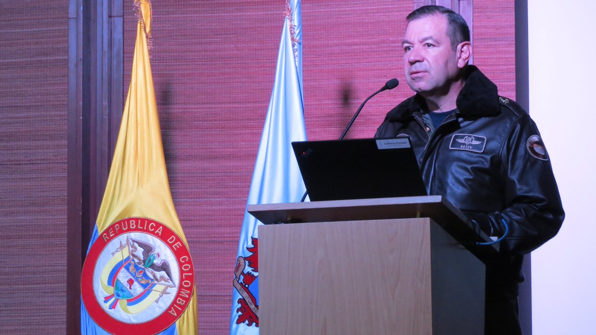 FuerzaAereaCol's tweet photo. ¡El talento humano es el recurso más importante para su @FuerzaAereaCol 🇨🇴!

Por esta razón, nuestros integrantes se capacitan en la prevención de accidentes y enfermedades laborales en el Seminario de Actualización en #SeguridadYSaludEnElTrabajo2023.

▶️https://t.co/8G4w7s0vWt https://t.co/dMKwJgPrC5