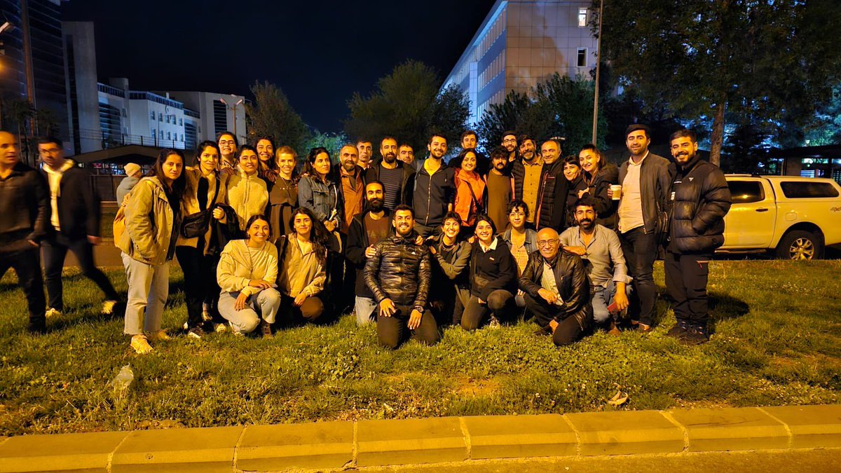 Hevalên me yên lîstikvan tev hatin berdan. Sibe û disbe (în û şemî) lîstika me ya “Wê Hesab Neyê Dayîn” heye. Em li benda we ne! Gözaltındaki oyuncu arkadaşlarımızı aldık. Yarın ve öbür gün (Cume ve cumartesi) “Wê Hesab Neyê Dayîn” oyunumuza herkesi bekleriz!