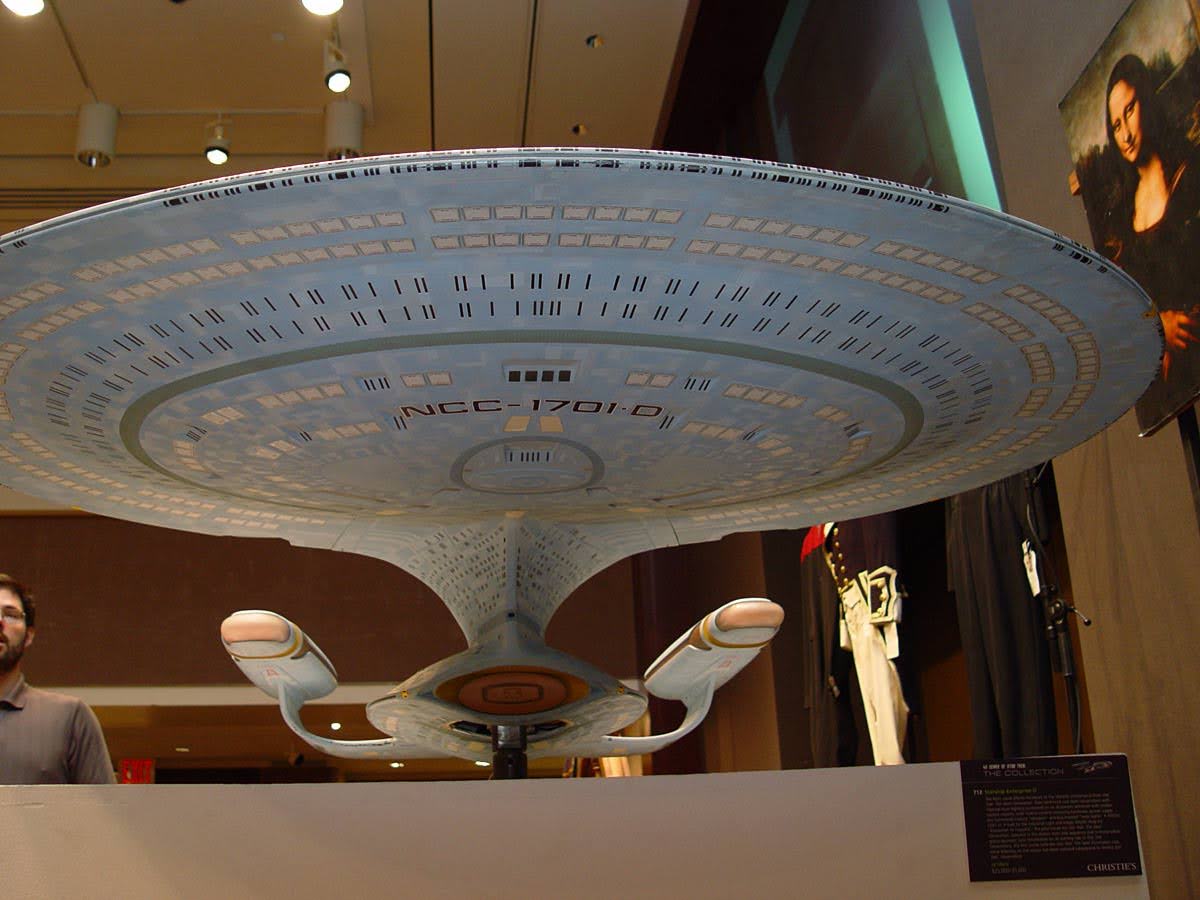 JJModelMaking's tweet image. A few pictures of the four foot Enterprise-D filming model from the Christie&apos;s auction.
#StarTrekPicard #GalaxyClass #EnterpriseD
