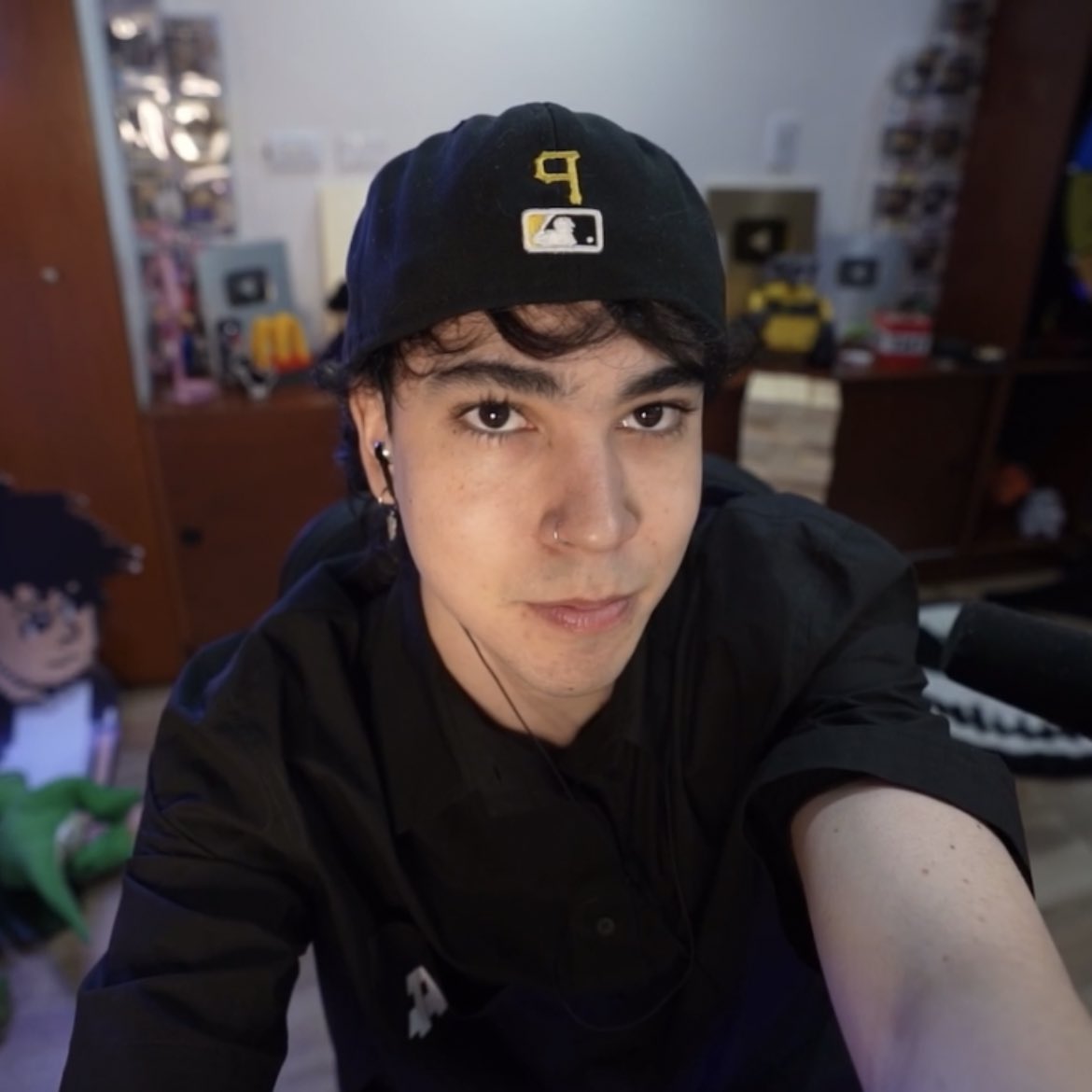 plut9n's tweet photo. si autorizo las gorras alrevés https://t.co/Ro8fGGJsHl