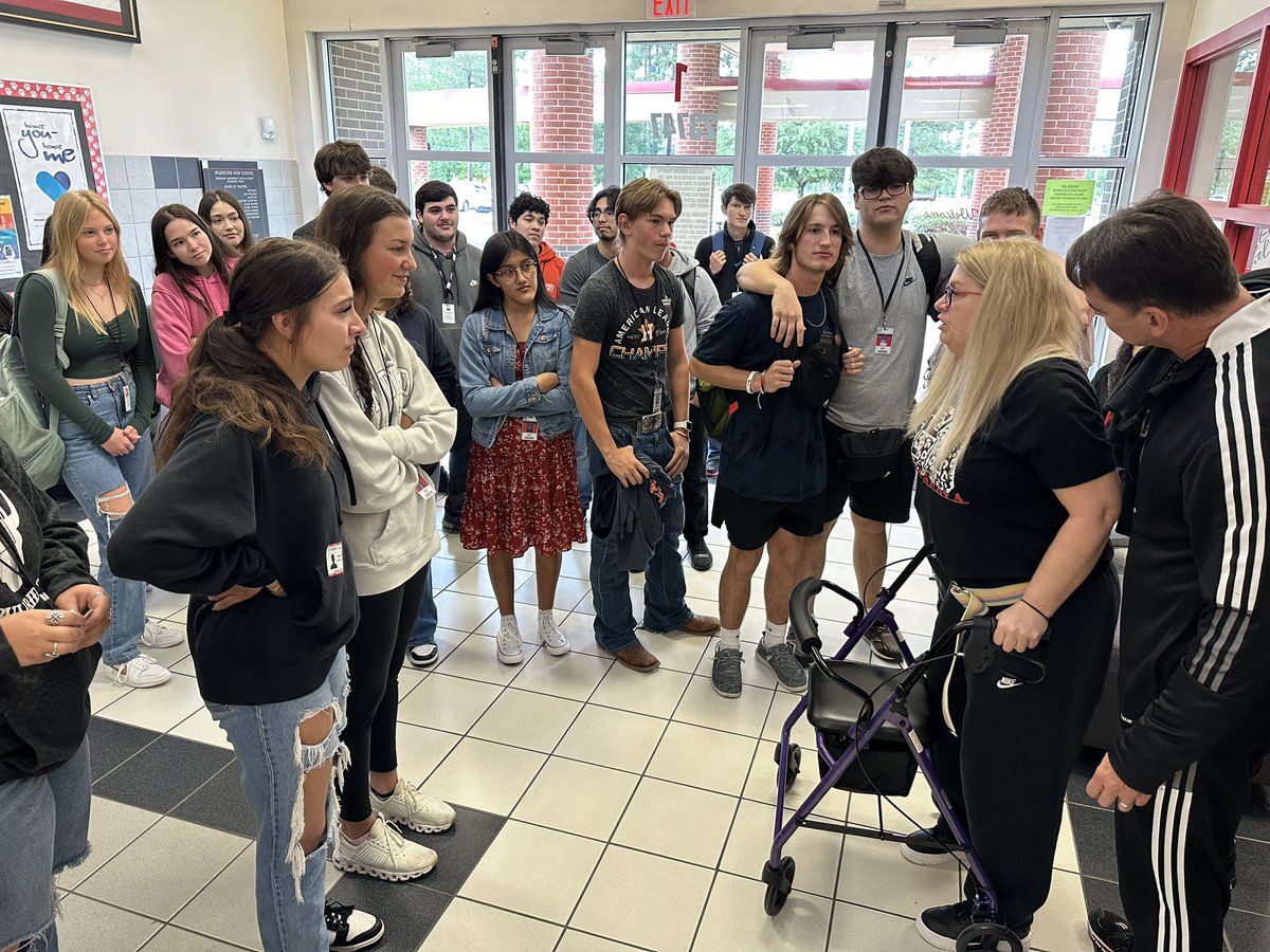 PrincipalAuntie's tweet photo. Last week, @DAHinnant & her husband came to visit us. Mrs. Hinnant suffered a stroke a month & a half ago while getting dressed for work. She requested to see her students, work besties, & teammates and we made it happen. This visit blessed our souls. We love you Deanna. Wishing you a speedy recovery. ❤️🤍
