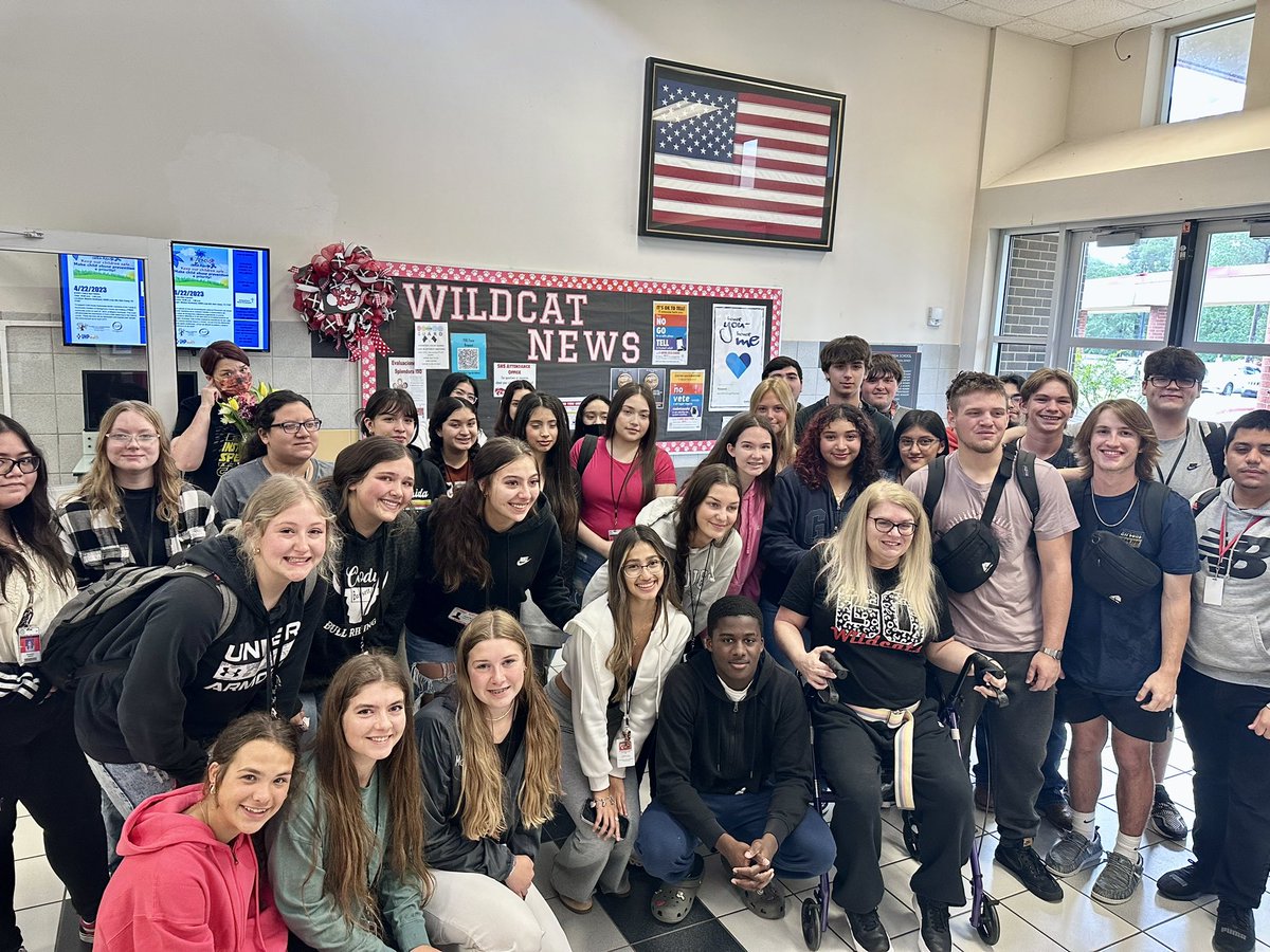 PrincipalAuntie's tweet photo. Last week, @DAHinnant & her husband came to visit us. Mrs. Hinnant suffered a stroke a month & a half ago while getting dressed for work. She requested to see her students, work besties, & teammates and we made it happen. This visit blessed our souls. We love you Deanna. Wishing you a speedy recovery. ❤️🤍