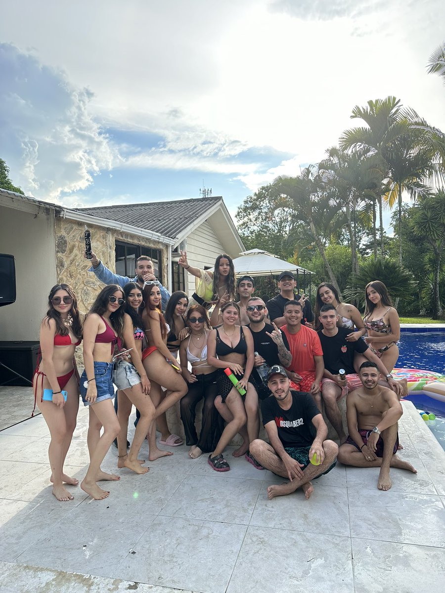 👶🏻De pequeño quería ser doctor, 
y ahora con 23 años soy manager de OnlyFans💙, director de películas pa adultos🔞, modelo y dueño de un estudio webcam👨🏻‍💻!
😂 Los cambios de la vida🫠