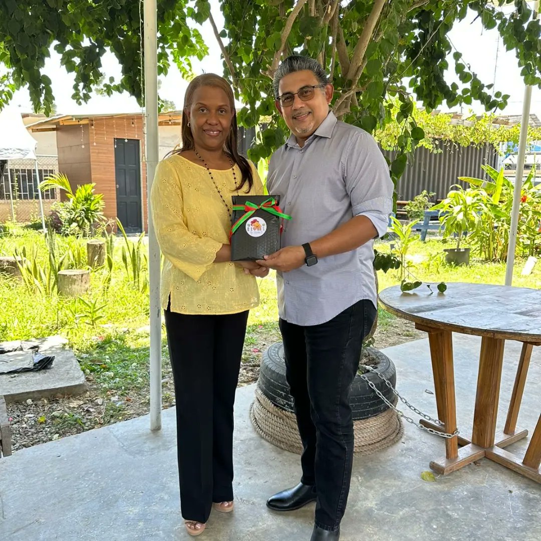 UTPBocas1's tweet photo. Almuerzo en conmemoración al Día de la Secretaria, entrega de obsequios por parte de las autoridades.
Felicidades por su excelente labor.
#UTPBocas #secretaria #FamiliaUTP https://t.co/d8fG5EHyAN