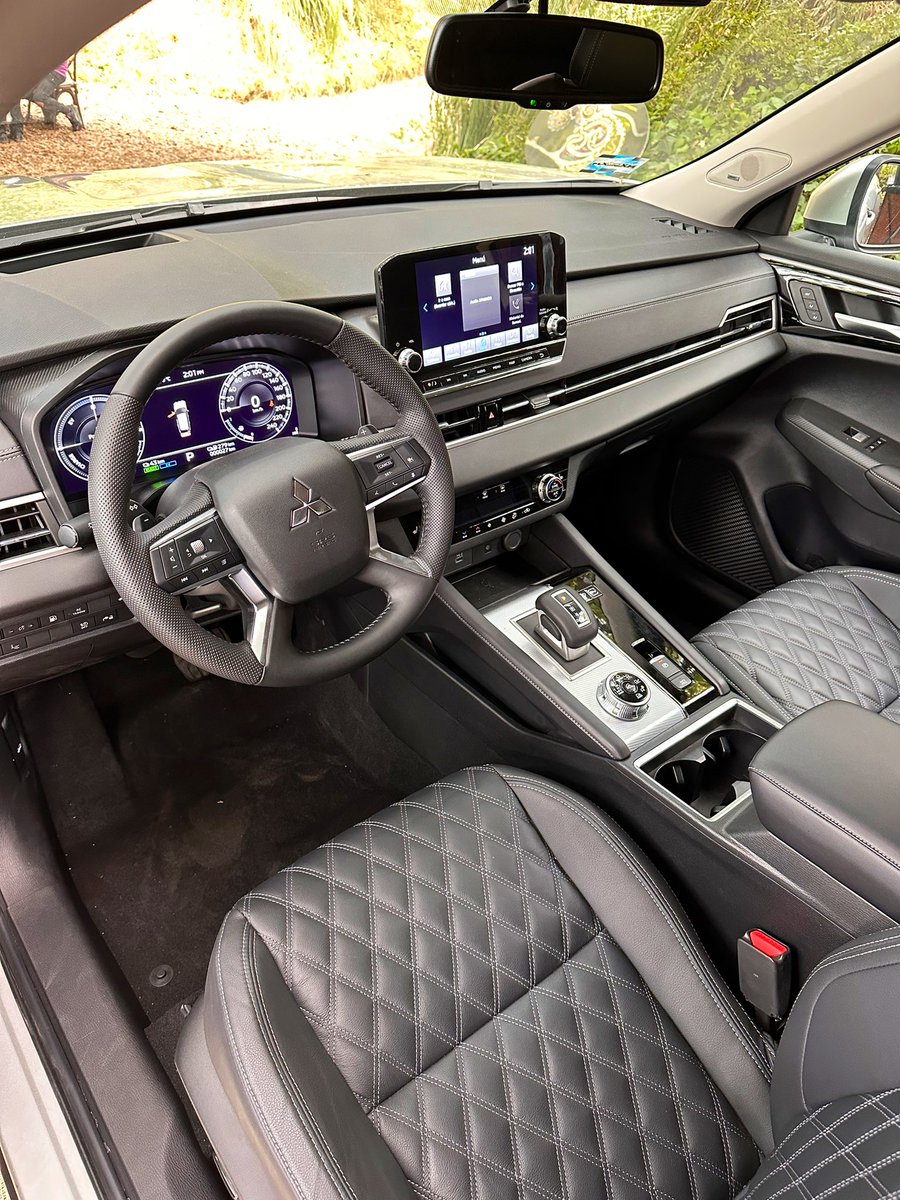 gabosalazar21's tweet photo. Llegó a Mexico la nueva Mitsubishi Outlander PHEV. Es capaz de recorrer 60 km de forma 100% eléctrica y después entra el motor a combustión que genera 168 hp. Cuenta con audio Bose, techo panorámico, seguridad activa y 3 filas de asientos. Va de los $918K hasta $1.05 MDP. 👏🏻 https://t.co/2eCghgS72Q