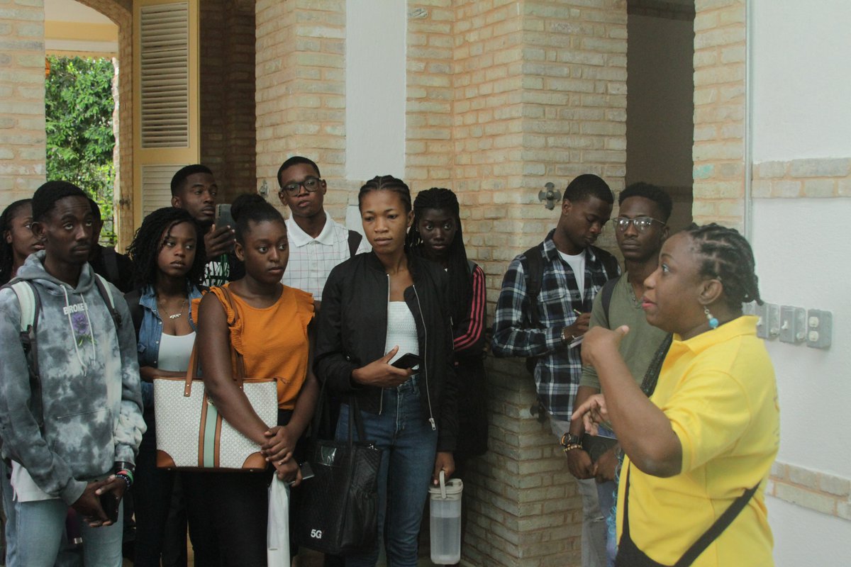FOKAL_Ayiti's tweet photo. Quelques images de la visite des étudiants du cours Culture et #Architecture de l’@UQuisqueyaHaiti dans les Maisons #Gingerbread #Dufort et #Chenet afin de connaitre l’histoire de ces maisons centenaires qui ont marqué l’architecture haïtienne.
#culture #Patrimoine #Construction https://t.co/jrchn64sEe