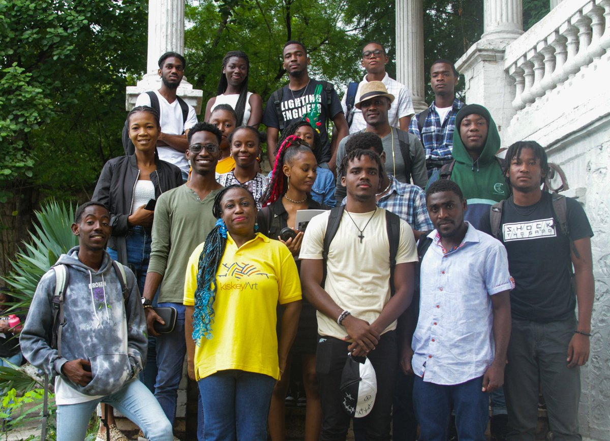 FOKAL_Ayiti's tweet photo. Quelques images de la visite des étudiants du cours Culture et #Architecture de l’@UQuisqueyaHaiti dans les Maisons #Gingerbread #Dufort et #Chenet afin de connaitre l’histoire de ces maisons centenaires qui ont marqué l’architecture haïtienne.
#culture #Patrimoine #Construction https://t.co/jrchn64sEe