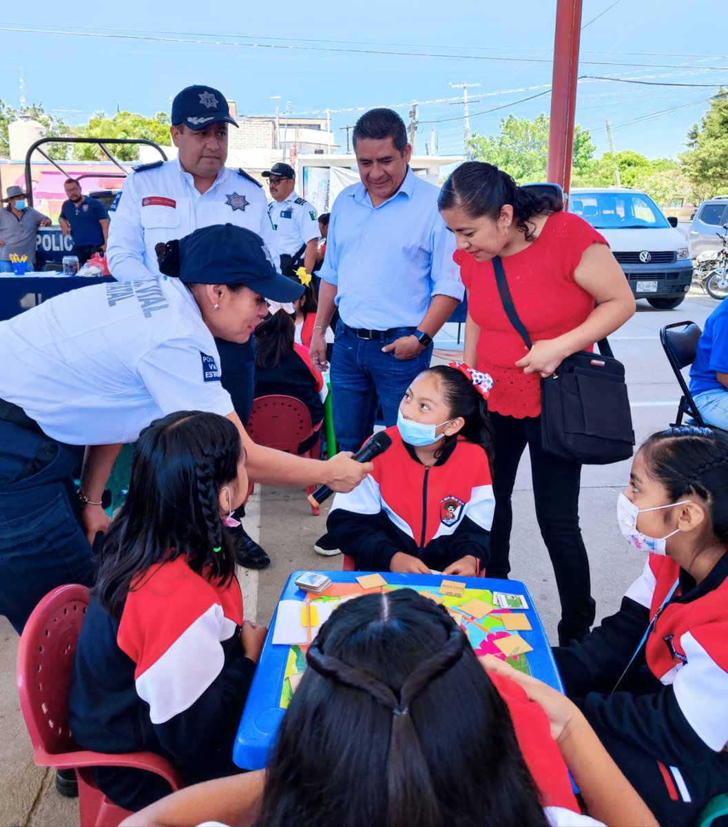 En coordinación con <a href="/PREVENCION_SSPO/">Prevención SSPO</a> participamos en la Brigada de Prevención del Delito y la Violencia en el municipio de #NazarenoEtla, en donde la <a href="/PolVial_GobOax/">Policía Vial Estatal</a>, llevamos el programa "Parque Vial". 

Estas actividades buscan concientizar a las y los niños de #Oaxaca 1/2