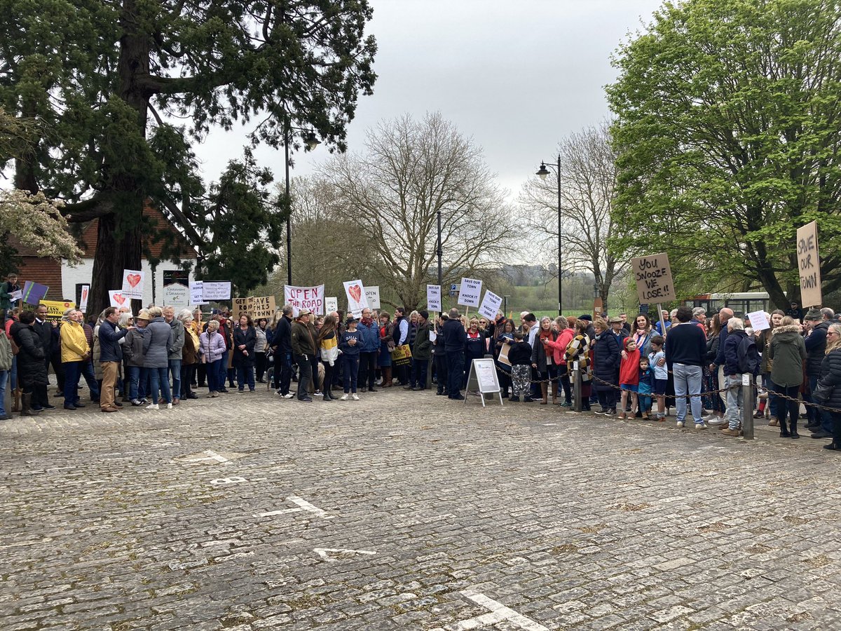 A huge turnout in Midhurst today as residents and business owners protest against the closure of the town’s main road. Watch my full report at 6pm on @itvmeridian 🎥