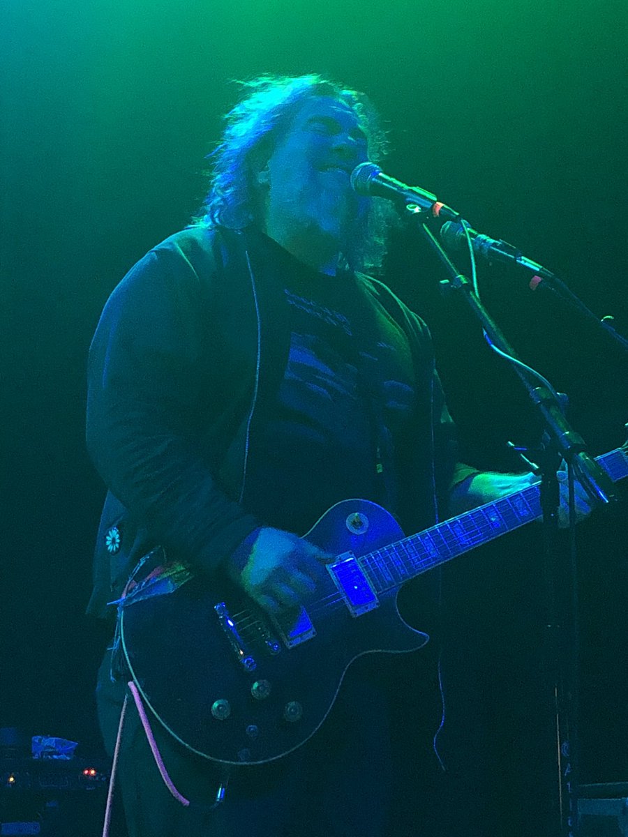 gillie's tweet image. Huge shoutout to @rob5d4 and @bbqdbrains for giving my kid a night he will never forget. Rob, you were incredibly generous with your time. And Nick, you’re going to cost me a small fortune in all of the pedals he now wants to get! #pinback