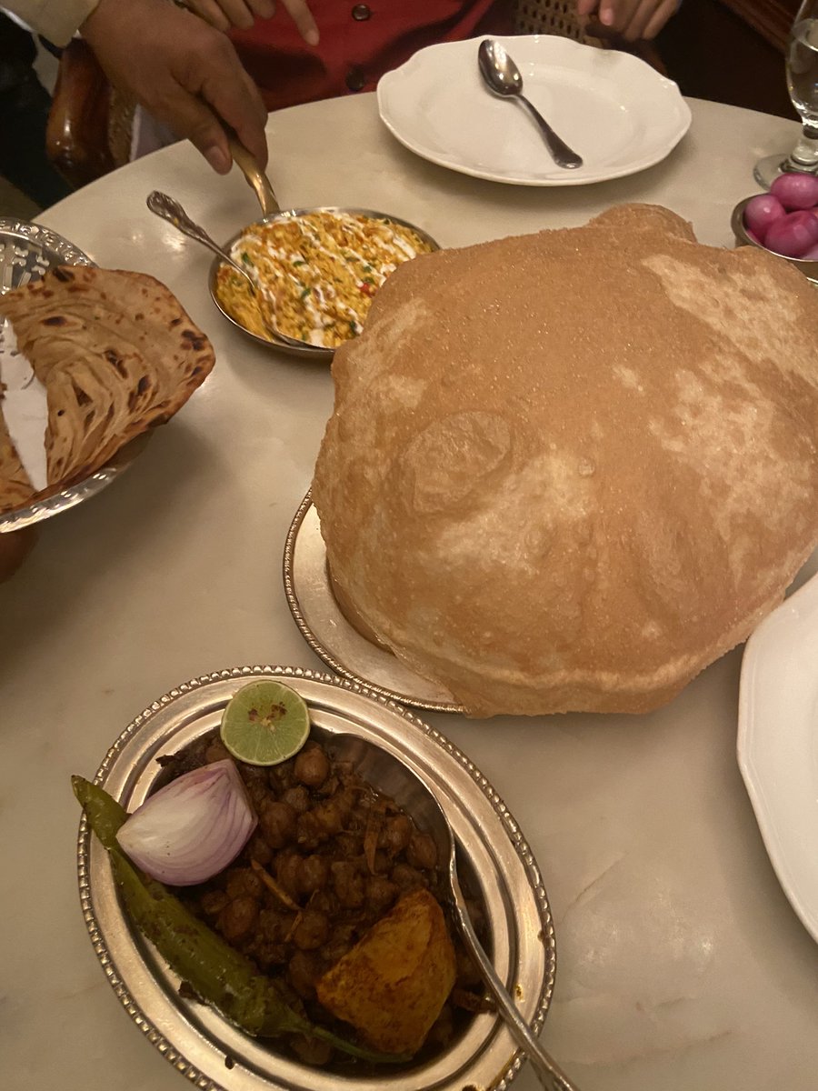 Indotaro1Indo's tweet image. Chole Bhature, #Kwality 
ネルー首相が贔屓にしていた #ConnaughtPlace のインド料理レストラン。部屋には昔のVIPの写真が飾ってあり、ニューデリーの歴史を感じる。熱々に膨らんだバトゥラを破るとモチモチの食感。チョーレというひよこ豆のマサラが絶妙に合う🧆
#CholeBhature #foodie #インド太郎