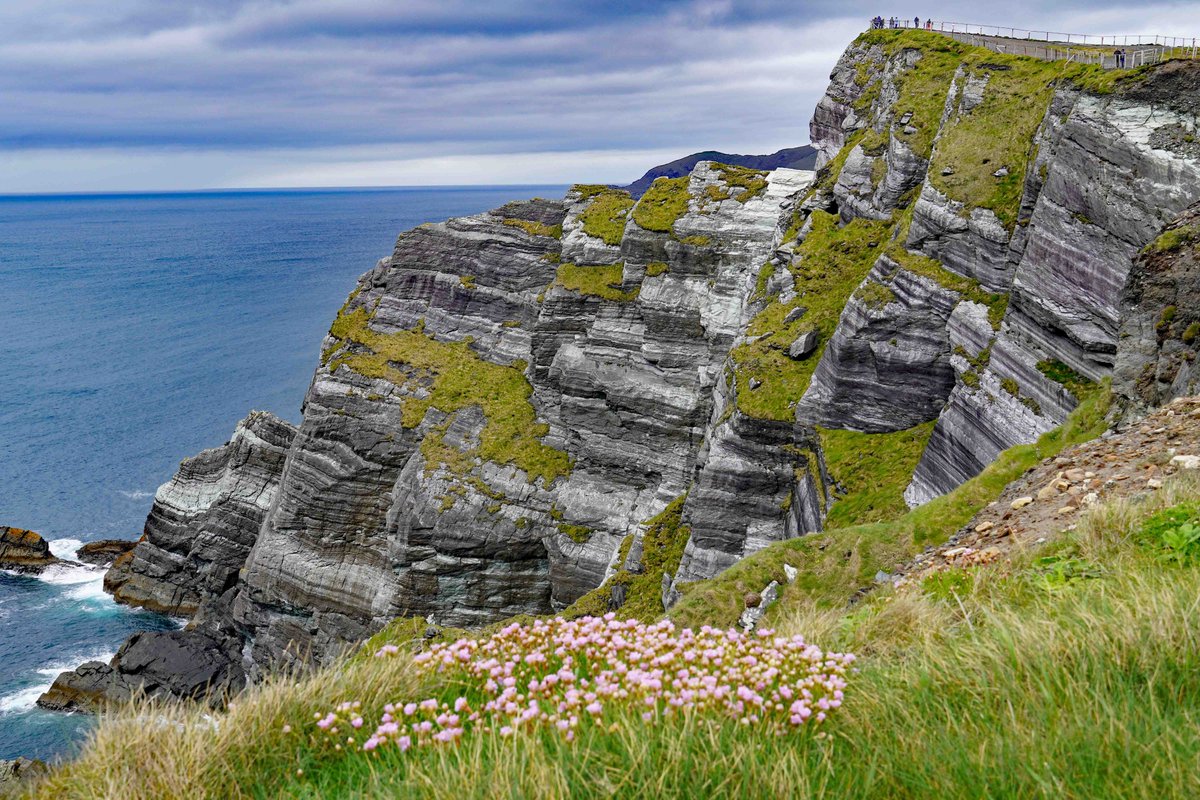 CorkBilly's tweet photo. People (top right) on Kerry Cliff viewpoint today. #kerrycliffs #Kerry #KeepDiscovering #WildAtlanticWay @DiscoverKerry_ https://t.co/mWHTZSdLpI