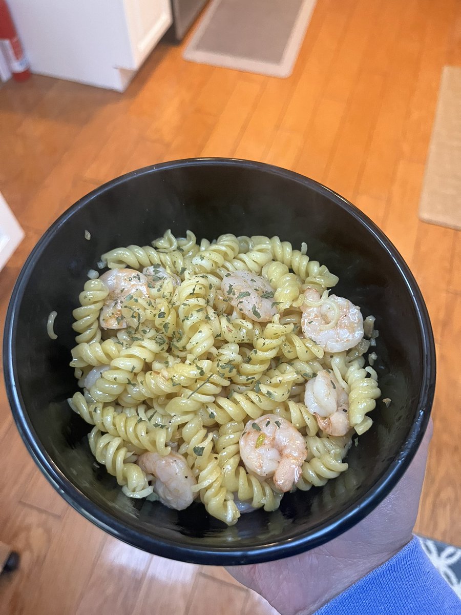 DudesCook1's tweet photo. Quick and delicious shrimp pasta for a weeknight dinner - ready to eat in 15 minutes

- Leftover pasta
- Frozen shrimp
- Garlic
- Butter
- Lemon juice
- Olive oil https://t.co/O6rNCzltRR