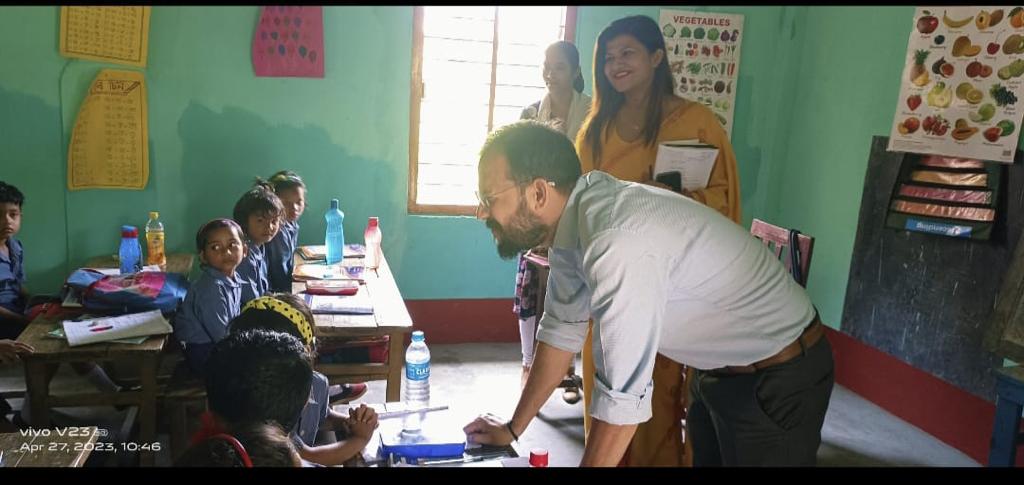 DCKamrupMetro's tweet photo. DC, Kamrup(M) Shri Pallav Gopal Jha visited Paschim Boragaon LP School and inspected the operations and management of the school. The DC interacted with the students, teachers and guardians/ management committee and took stock of issues for necessary intervention. @CMOfficeAssam https://t.co/tcFy4eH9d7