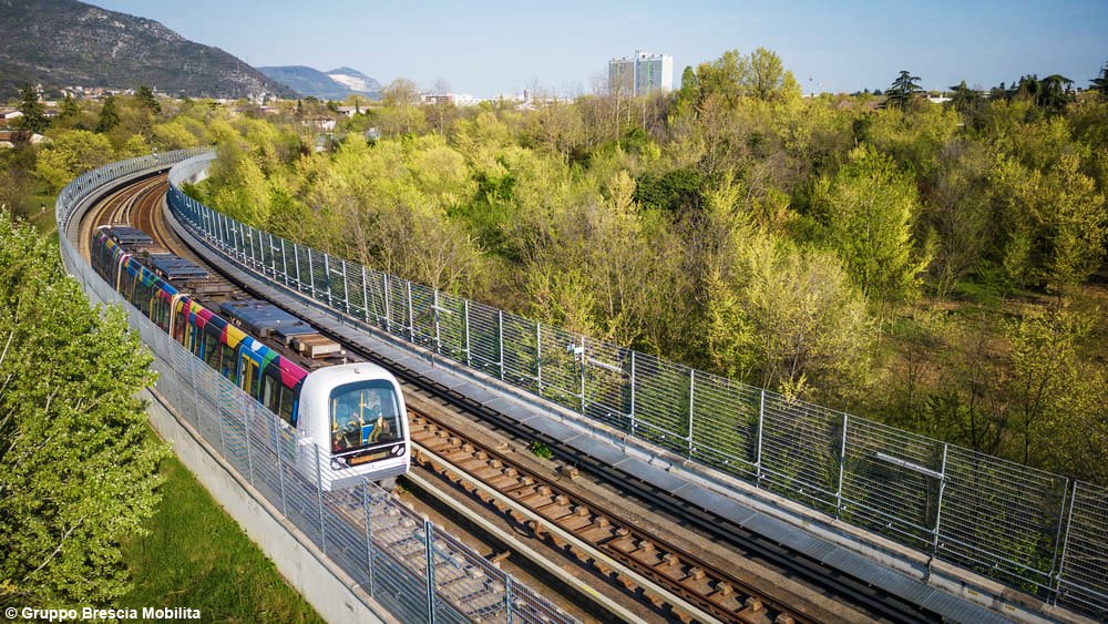 TurismoItaliaNw's tweet photo. Livrea d’autore per la Metro di Brescia: la street art attraversa la città a bordo di un treno firmato Luca Font con Emotitech
Leggi la notizia https://t.co/VsBcMqvs0N
#streetart #brescia #emotitech #turismo #bresciabergamocapitalidellacultura @emotitech_com @visitbrescia https://t.co/cWffIJ22xr