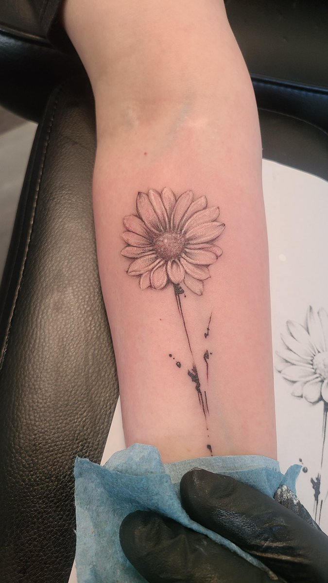 #tattoo #flower #floraltattoo #tattooart #tattoodesigns #tattooartist #tattooideas