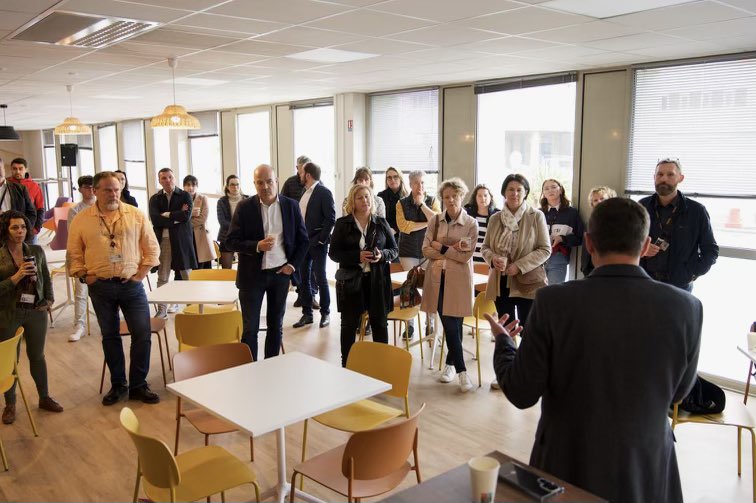 fallacher's tweet photo. Aujourd'hui à Rennes pour rencontrer nos équipes @Orange_France de la région ! Merci pour nos échanges passionnants sur l’emploi, la fibre, nos clients, nos actions pour l’inclusion numérique et le climat. Merci à tous et à @JMEscalettes pour l'accueil ! @OrangeBretagne https://t.co/ekVIehGwOX