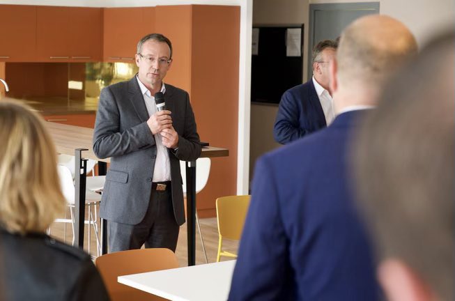 fallacher's tweet photo. Aujourd'hui à Rennes pour rencontrer nos équipes @Orange_France de la région ! Merci pour nos échanges passionnants sur l’emploi, la fibre, nos clients, nos actions pour l’inclusion numérique et le climat. Merci à tous et à @JMEscalettes pour l'accueil ! @OrangeBretagne https://t.co/ekVIehGwOX