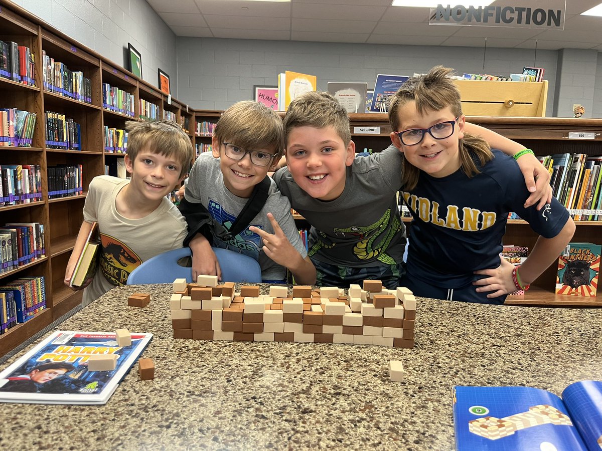 “She’s tweeting the pictures! She’s tweeting them!” 😂