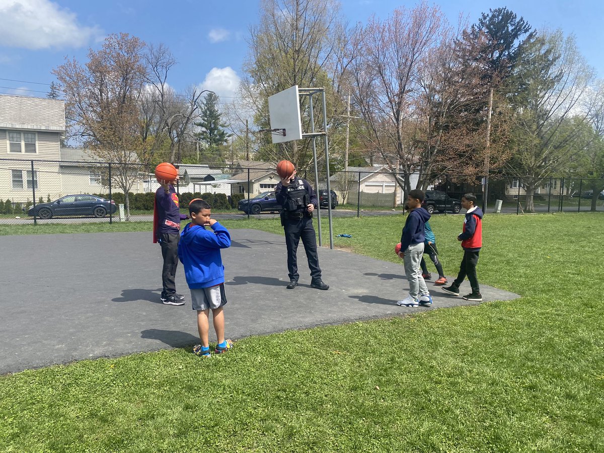 Craneseal's tweet photo. Officer Ross Flood of Schenectady PD stopped by Howe Elementary during recess today to shoot some hoops with the kids (and Principal Sitts)…
Today just happens to be Superhero day at Howe!  @HoweSCSD @SCSchools @schdypolice https://t.co/6sdwuFfukf
