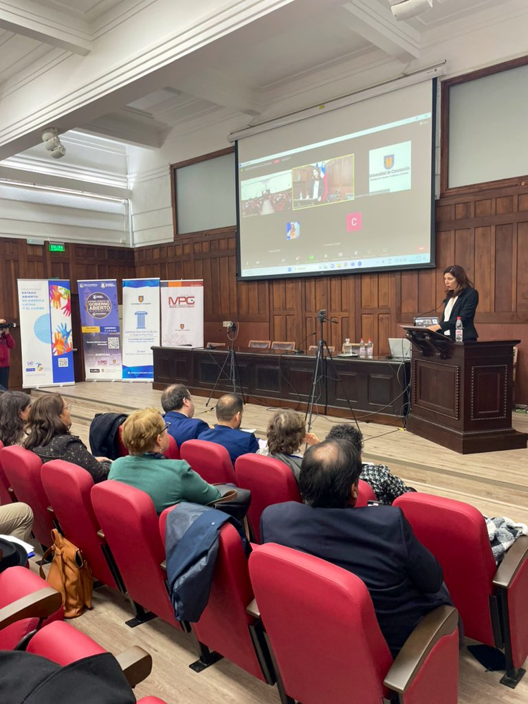 En el Auditorio de la Facultad de Ciencias Jurídicas y Sociales de la <a href="/udeconcepcion/">Universidad de Concepción</a>, y con las palabras de la Vicerrectora, Dra. Paulina Rincón González, comienza la inauguración oficial del Primer Congreso de Gobierno Abierto en Chile 📕

<a href="/COGobAbiertoCL/">Primer Congreso de Gobierno Abierto Chile</a> • <a href="/mpgudec/">MPG UdeC</a>