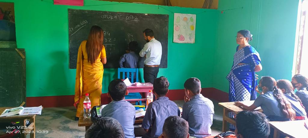 DCKamrupMetro's tweet photo. DC, Kamrup(M) Shri Pallav Gopal Jha visited Paschim Boragaon LP School and inspected the operations and management of the school. The DC interacted with the students, teachers and guardians/ management committee and took stock of issues for necessary intervention. @CMOfficeAssam https://t.co/tcFy4eH9d7