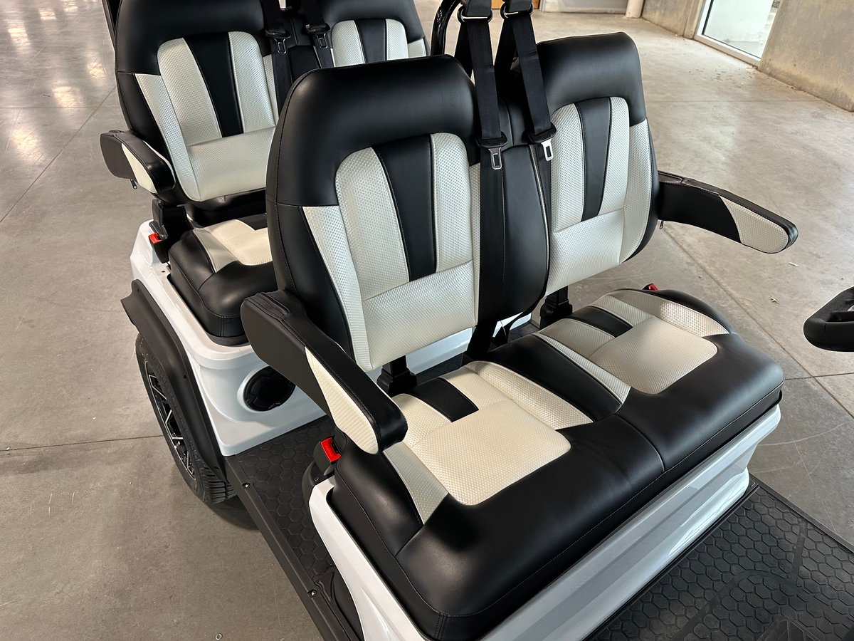 Evo_Electric's tweet photo. Another week, another special look at our new flagship, the Evolution D5! This time courtesy of our newly-opened Texas distribution center. We inch closer and closer to the full launch of the line very soon!

#ev #golfcart #lithium #evolution https://t.co/4BwsL8Uqin