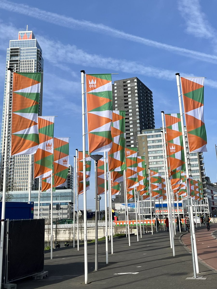 Bianc1972's tweet photo. Genoten vandaag in die prachtige stad met Koningsdag 🧡💚🤍💚@010byday #Koningsdag2023 #rotterdam https://t.co/kUcTI1avjw
