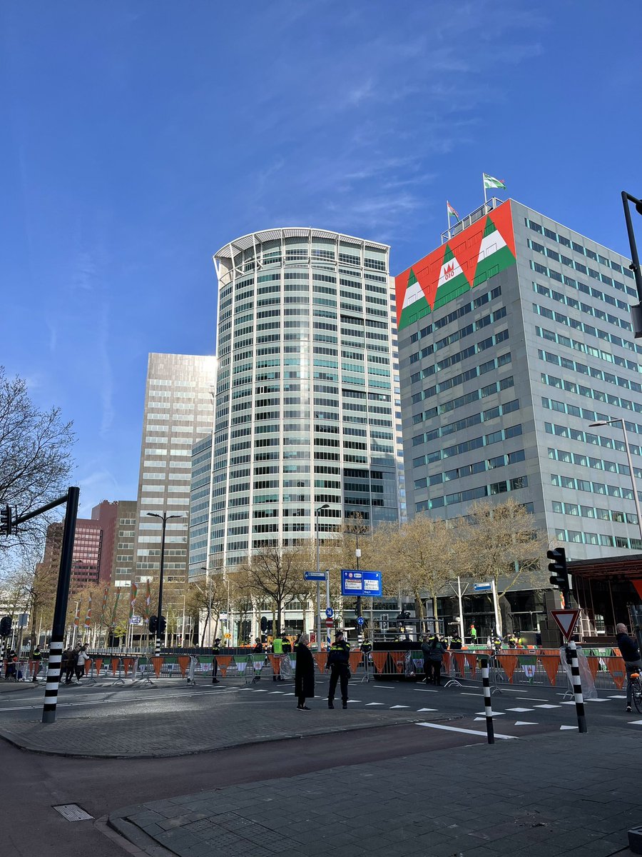 Bianc1972's tweet photo. Genoten vandaag in die prachtige stad met Koningsdag 🧡💚🤍💚@010byday #Koningsdag2023 #rotterdam https://t.co/kUcTI1avjw