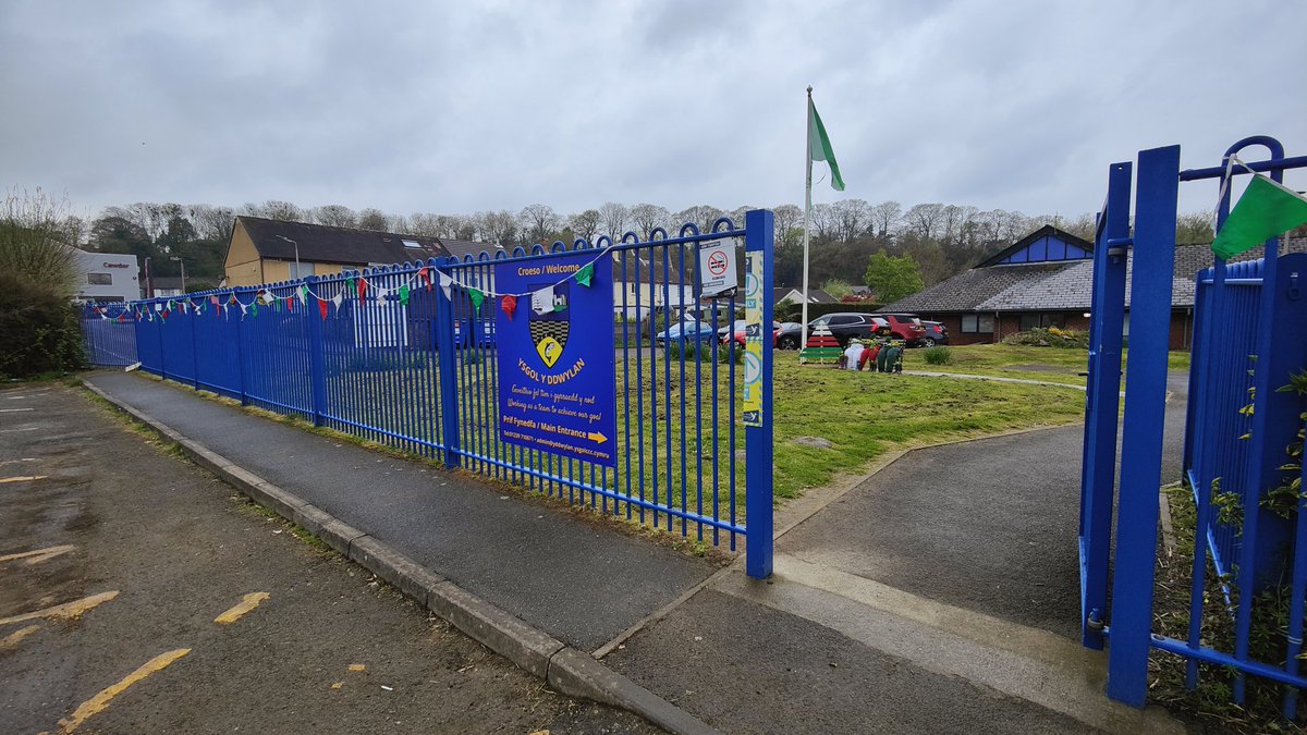 Ysgol y Ddwylan tweet media