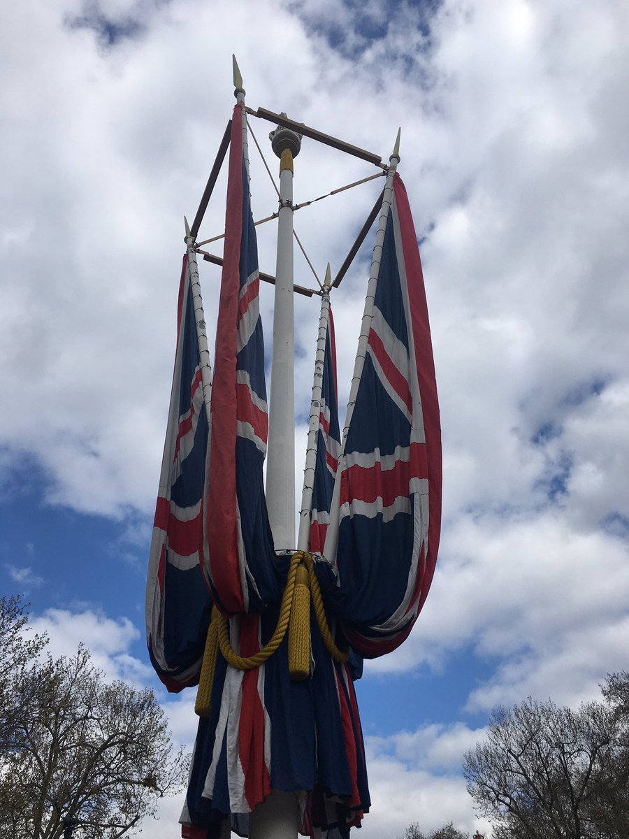 SereneSpace's tweet photo. Beautiful #britishflags up by #buckinghampalace ready to celebrate the Kings Coronation
Lovely walk through green park past Clarence house where I visited years ago ✨💖✨ @RoyalFamily https://t.co/87gBh38hlV
