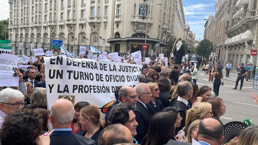Gracias compañeros, por acudir a Madrid en defensa de #abogaciaunida #MareaNegra #EsNuestroTurno