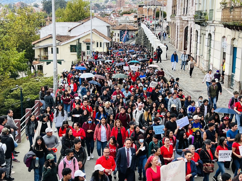 udecuenca's tweet photo. El pésimo y peligroso sistema vial existente limita todas las iniciativas e intercambios culturales, educativos, económicos, industriales y sociales en la región. 
#UCuencaPresente con sus gremios: FEUE (estudiantes), APUC (docentes), SUTUC y AETUC (trabajadores y empleados). https://t.co/s4pOenFAQZ