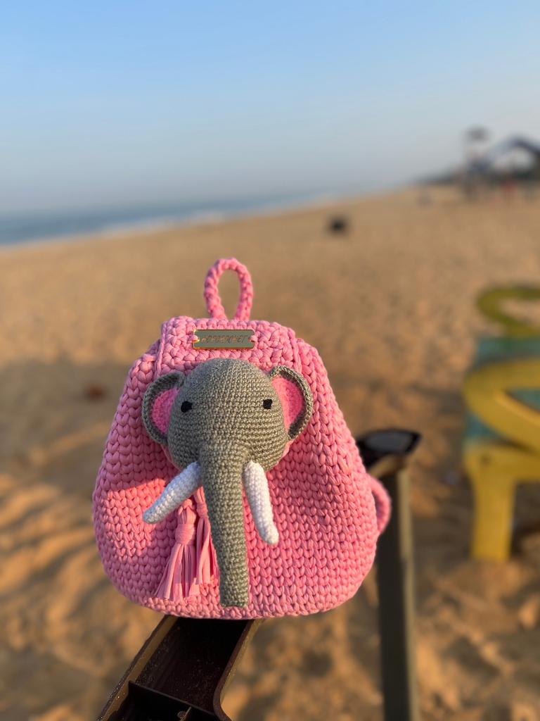 Infywall's tweet photo. Take your cuteness overloaded with this๐๐ฅฐ
#HandmadeHour #handmadebag #handbagstyle #handbagaddict #handbagsonlineshop #handbagslover #handbagshop #ArtisticofSociety #ArtificialIntelligence #ArtOfLivinEvent #artgallery #Artist #art https://t.co/CU52gewpAw
