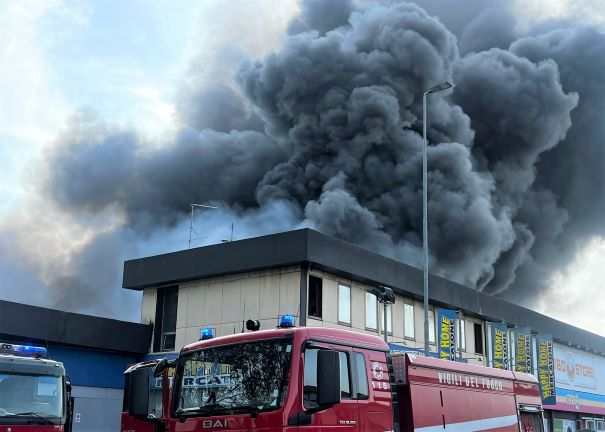 È in atto un importante incendio nella zona est della città, nell'area ex Salamini. 
Si sta sviluppando  un fumo denso verso la città: tenete chiuse le finestre e limitate il più possibile gli spostamenti.
