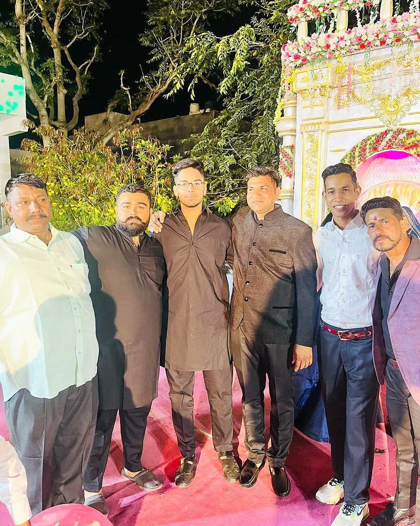 ShiluVeer's tweet photo. पारिवारिक समारोह🙏
#shadi #weddingvibe #shiluveergurjar #shiluveer #shiligurjar #shilu https://t.co/rO7BwhV4RH